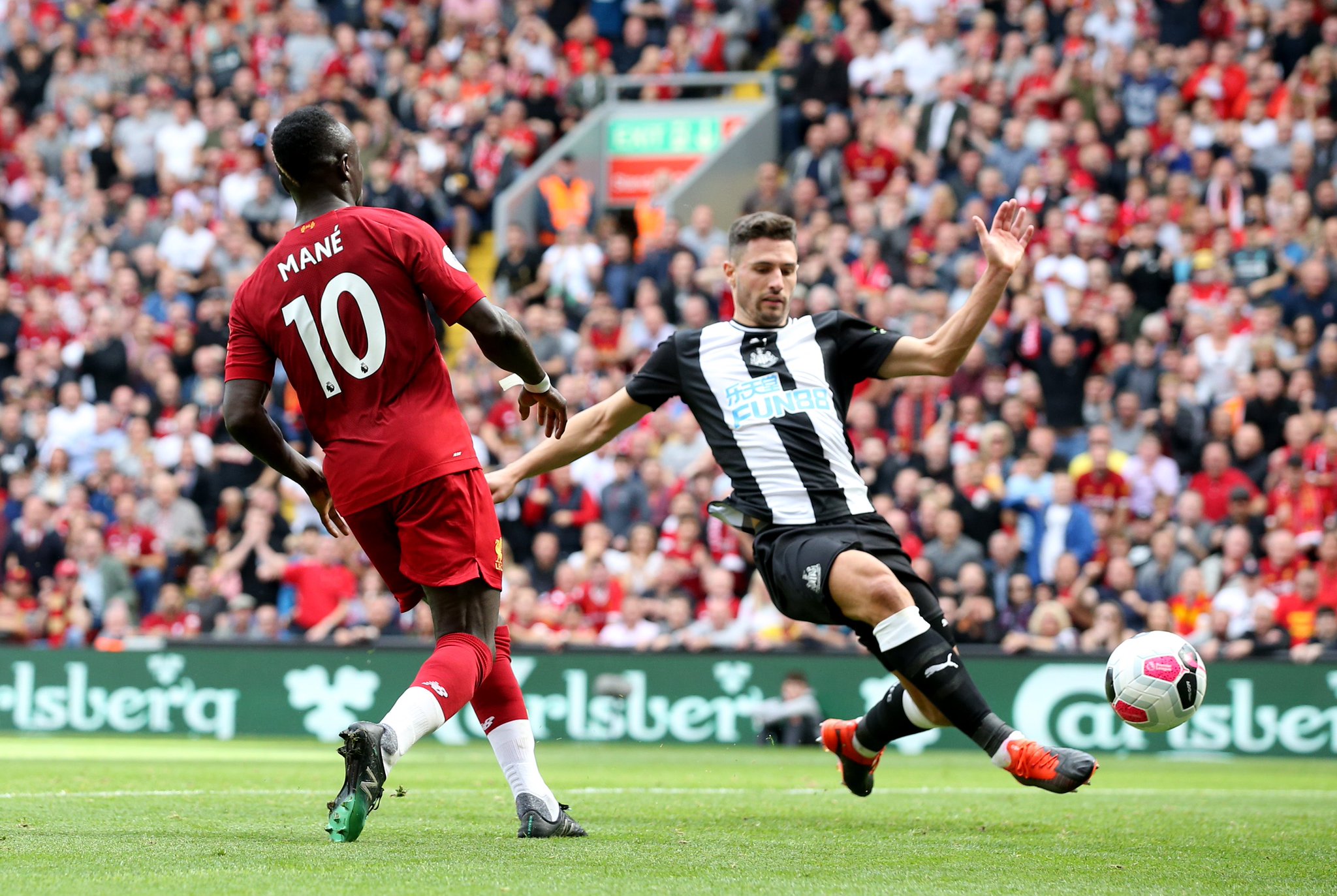 在讨论姆贝 在讨论姆贝